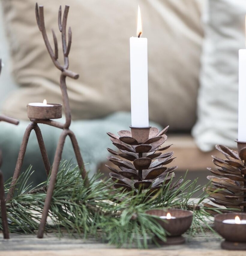 Ljusstake Kotte Rost från IB Laursen på trägolv med växter