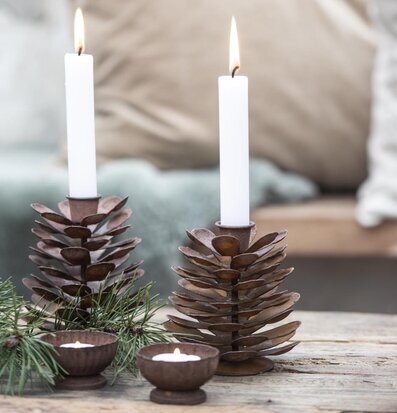 Ljusstake Kotte Rost från IB Laursen på rustik träyta