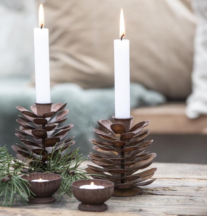 Ljusstake Kotte Rost från IB Laursen på rustik träyta