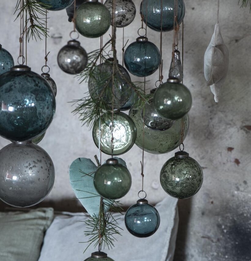 Julkula Pebbled Glass Mossgrön från IB Laursen i rustik miljö