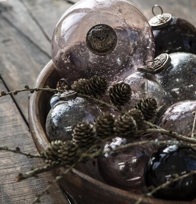 Julkula Pebbled Glass Rosa från IB Laursen i rustik skål