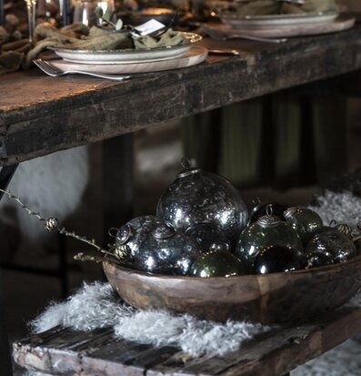 Julkula Pebbled Glass Smoke från IB Laursen i rustik miljö
