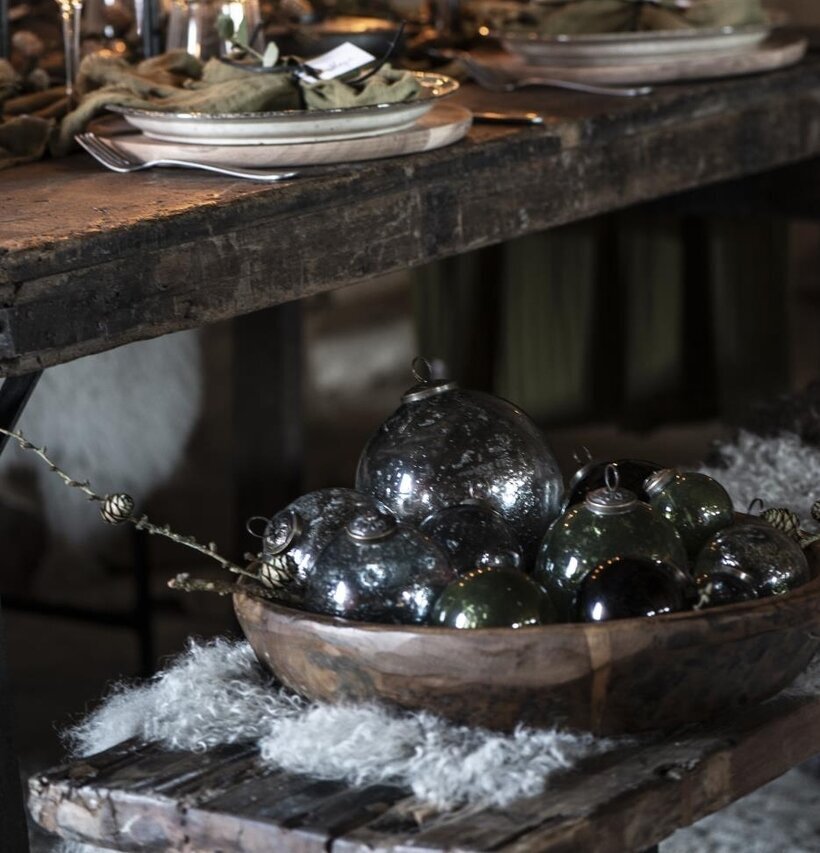 Julkula Pebbled Glass Smoke från IB Laursen i rustik miljö