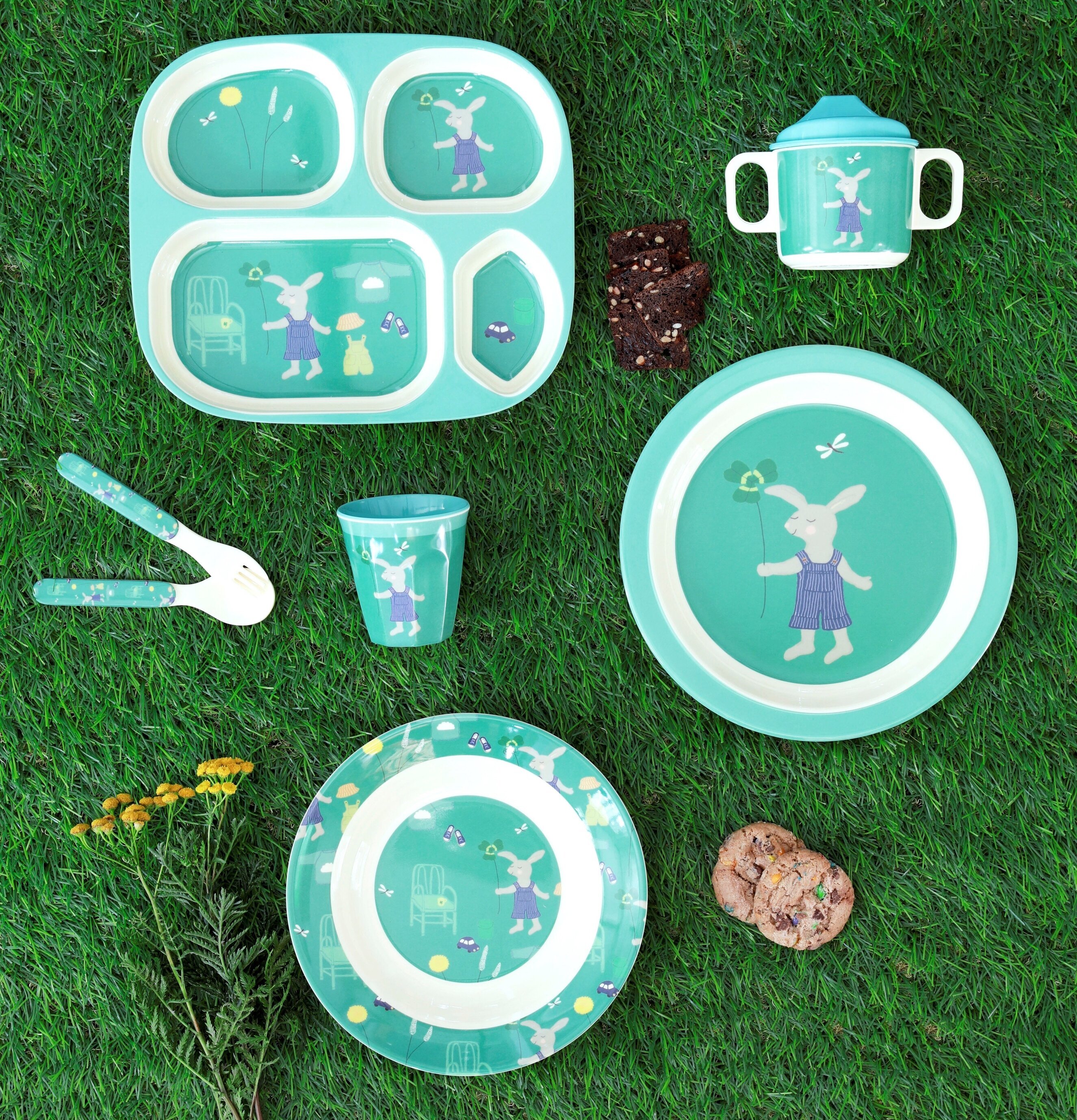 Foto av färgglada barntallrikar och picknickkänsla