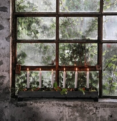 Ljusstake 6 Ljus Smide Svart från Miljögården på fönsterbänk