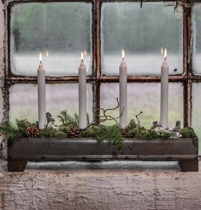 Ljusstake 4 Ljus Smide Brun från Miljögården på fönsterbräda