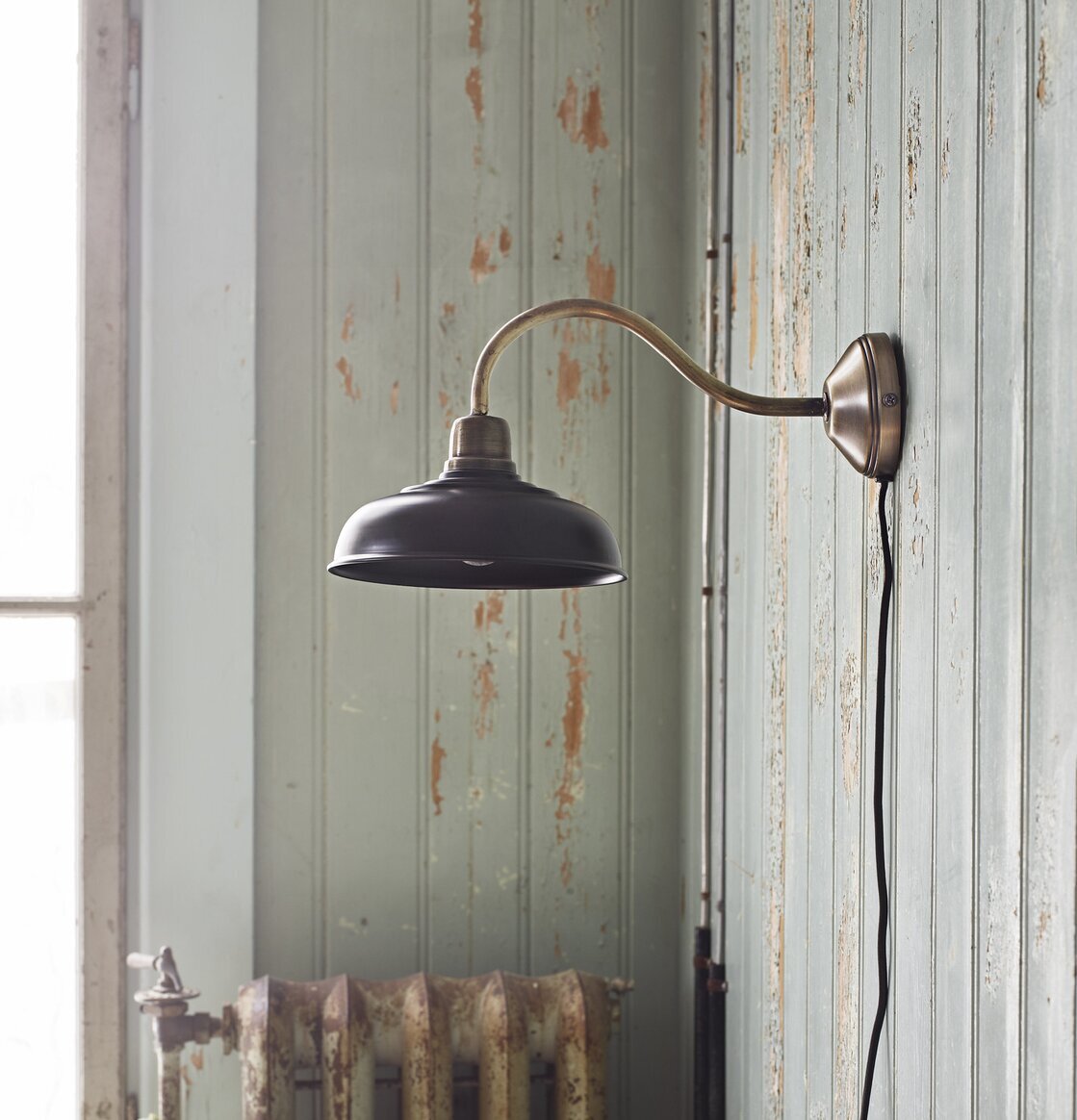 Vägglampa Birgith Svart från Strömshaga på träpanelvägg