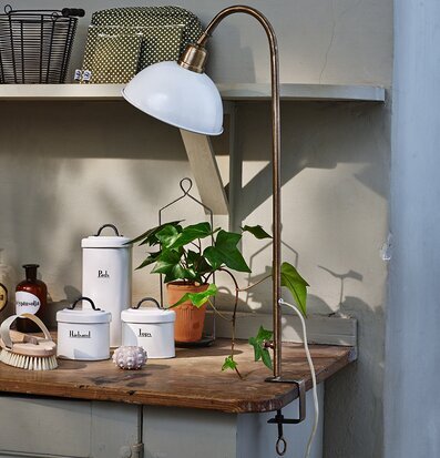 Bordslampa Pelle Antik Vit/Mässing från Strömshaga på bord