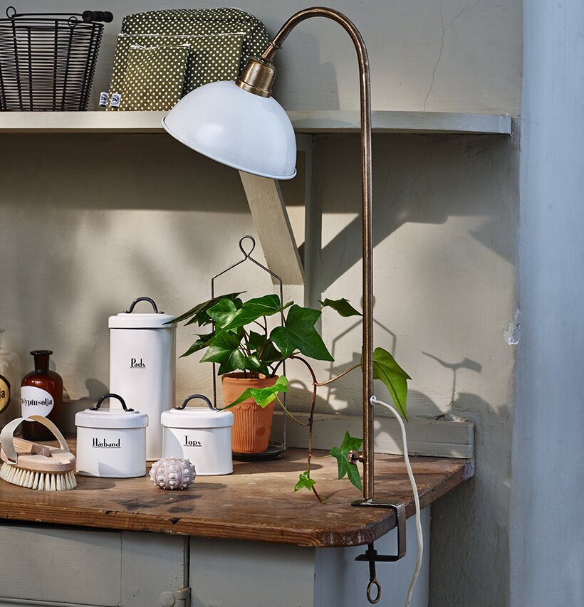 Bordslampa Pelle Antik Vit/Mässing från Strömshaga på bord