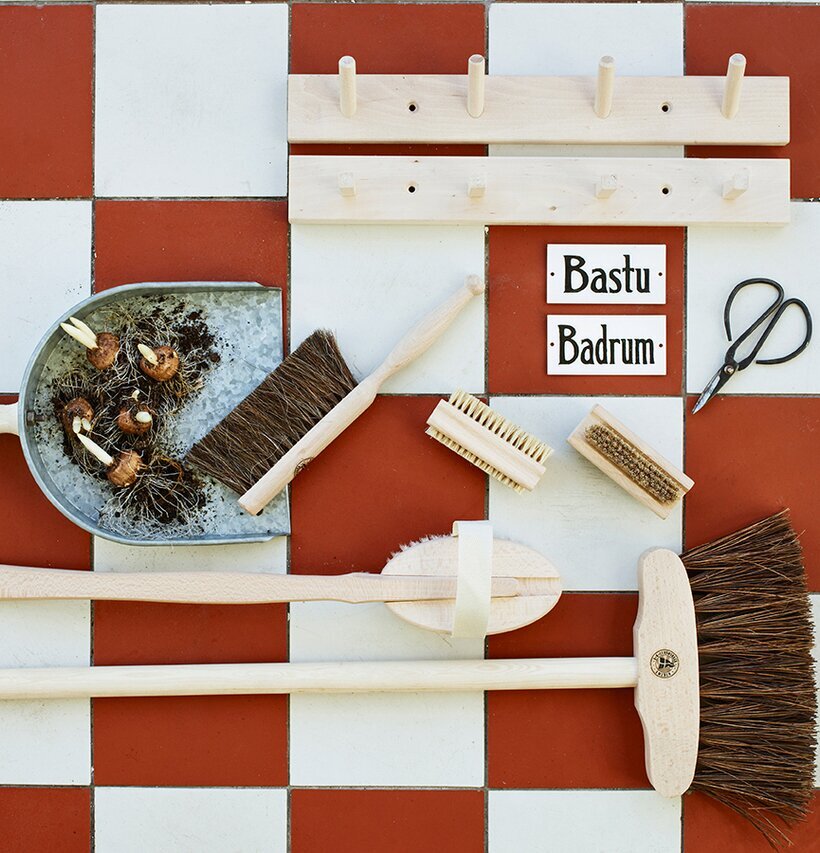 Knopplist Med 4 Knoppar från Strömshaga på rutigt golv