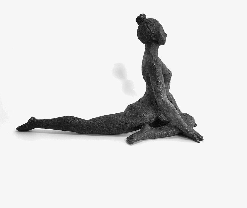 Yoga Mahal Svart skulptur från Nääsgränsgården i yogaposition