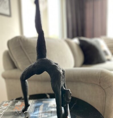 Yoga Cholena Svart skulptur från Nääsgränsgården på bord