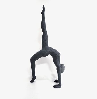 Yoga Cholena Svart från Nääsgränsgården i yogaposition