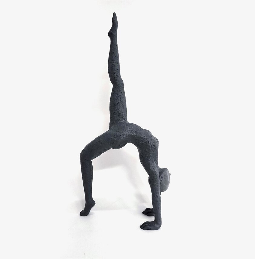 Yoga Cholena Svart från Nääsgränsgården i yogaposition