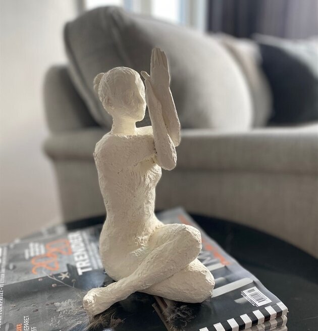 Yoga Lomasi Vit från Nääsgränsgården, sittande yogastatyett