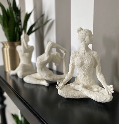 Yoga Etenia Vit från Nääsgränsgården, tre yogaskulpturer