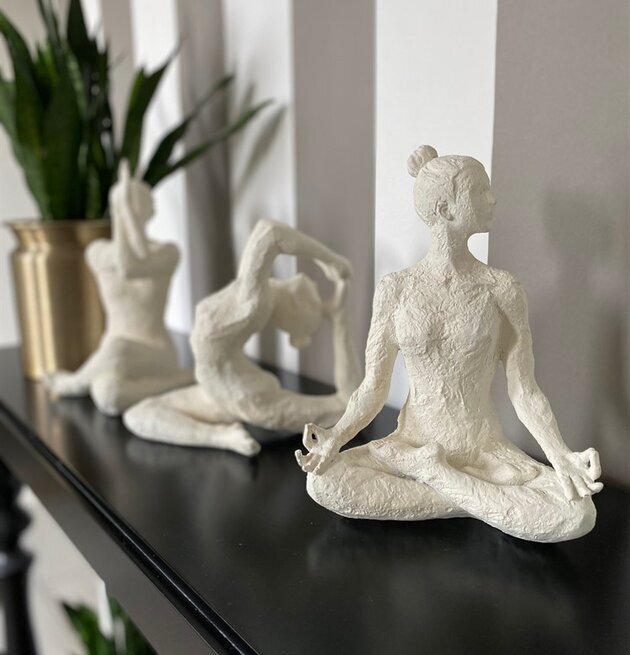 Yoga Olathe Vit statyetter från Nääsgränsgården på rad