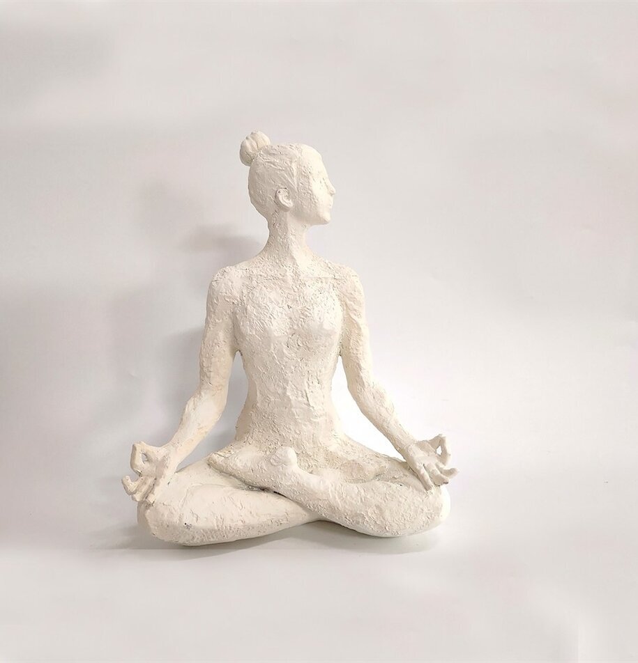 Yoga Etenia Vit från Nääsgränsgården i lotusposition