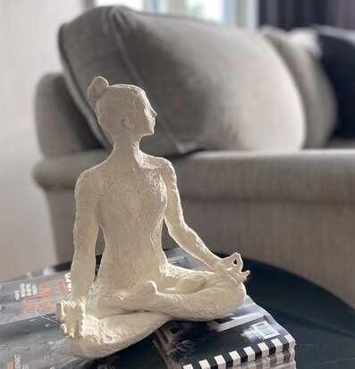 Yoga Etenia Vit från Nääsgränsgården på ett bord med böcker