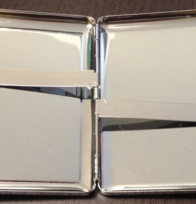 Cigarettetui Rosa från Derriére la porte på mörk träyta