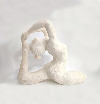 Yoga Olathe Vit skulptur av Nääsgränsgården i yogaposition