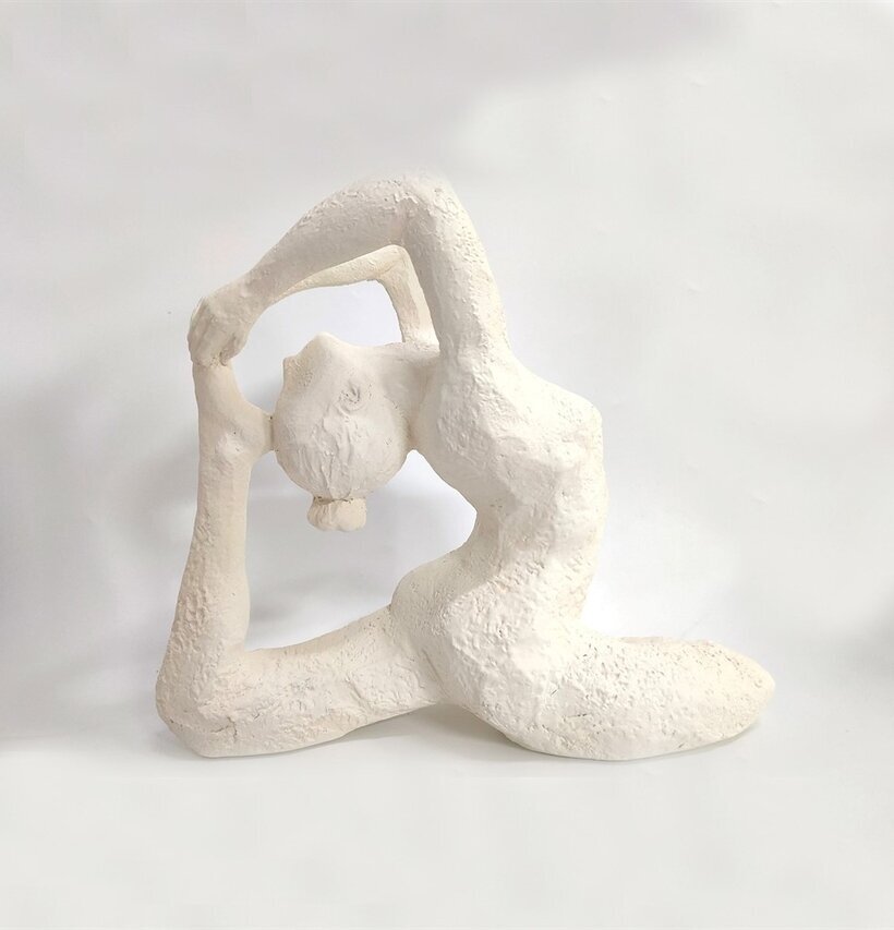 Yoga Olathe Vit skulptur av Nääsgränsgården i yogaposition