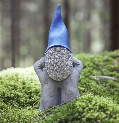 Tomten Elmer Blå 45 Cm från Nääsgränsgården i skogsmiljö