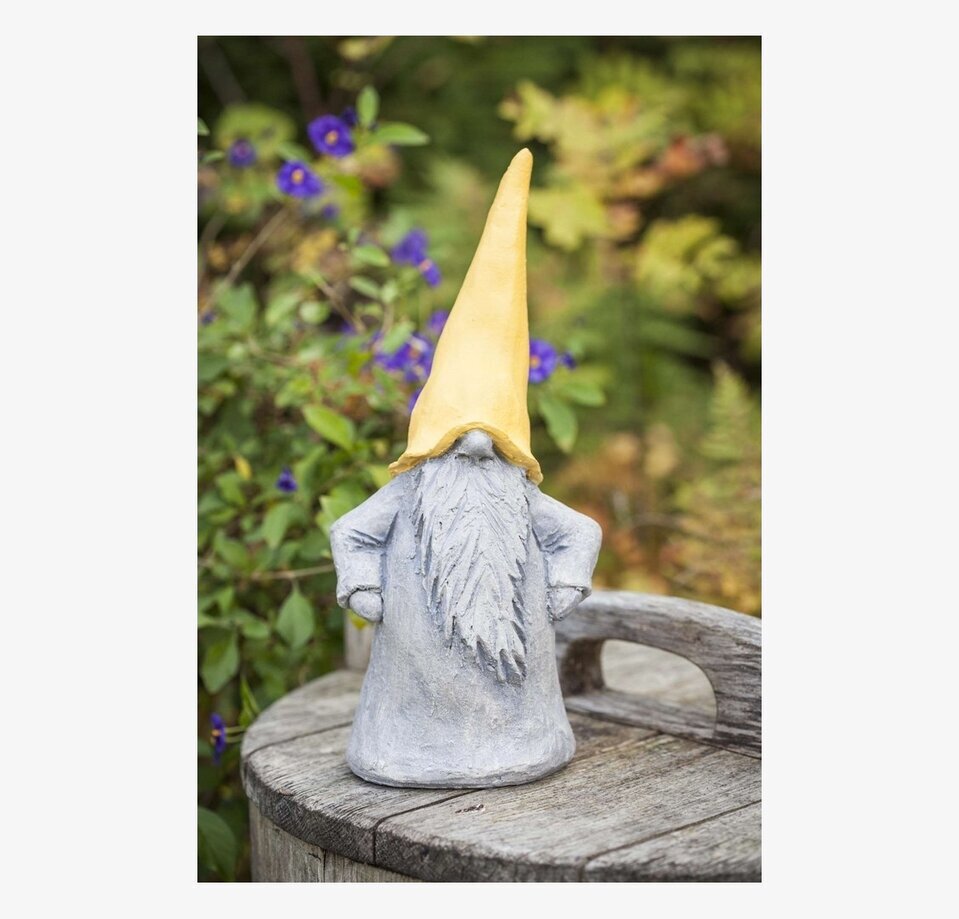 Tomten Björn Gul 28 Cm från Nääsgränsgården på träbänk