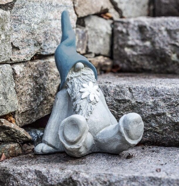 Tomten Björn Vilande Blå från Nääsgränsgården på stentrappa