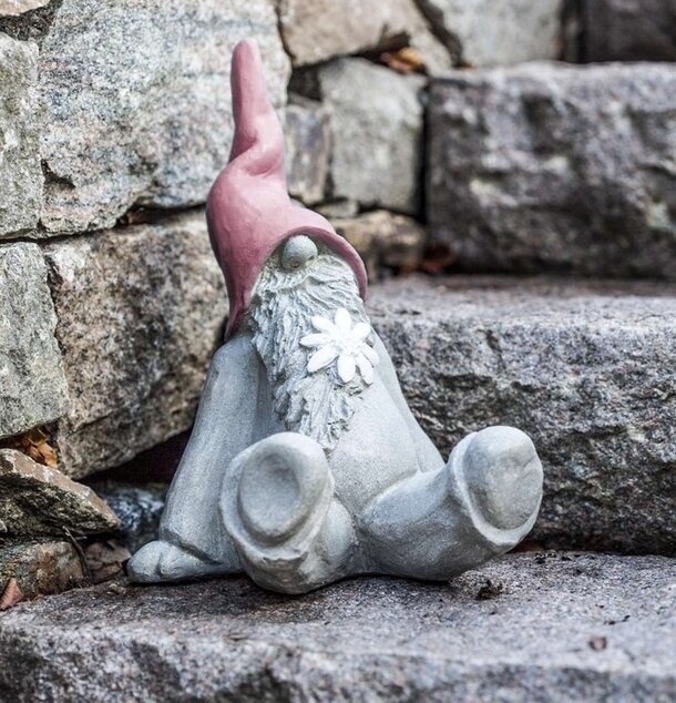 Tomten Björn Vilande Rosa från Nääsgränsgården på sten trappa