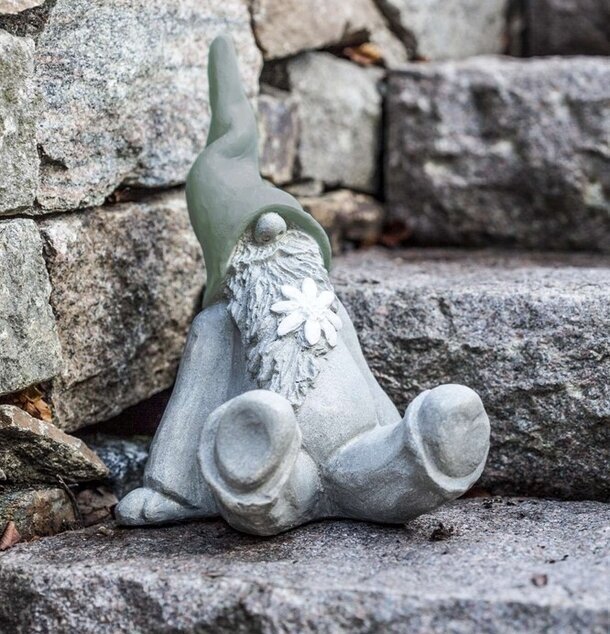 Tomten Björn Vilande Grön från Nääsgränsgården i stenmiljö