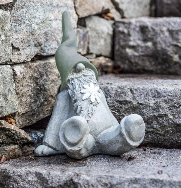 Tomten Björn Vilande Grön från Nääsgränsgården i stenmiljö