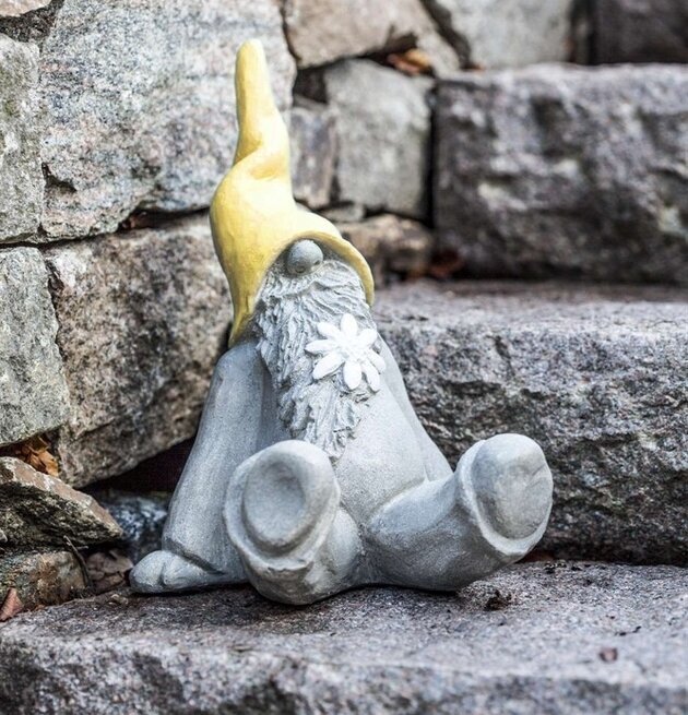 Tomten Björn Vilande Gul från Nääsgränsgården i trädgård