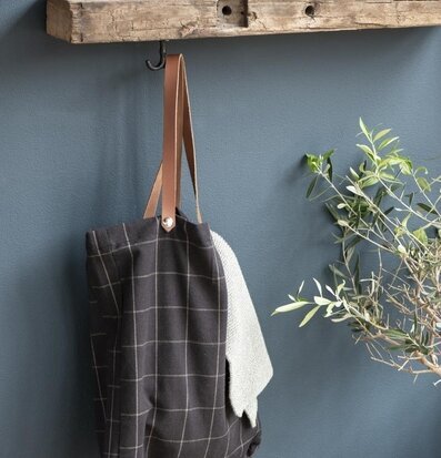 Ankarkrok Svart från IB Laursen monterad på rustik hylla