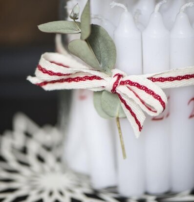 Foto av dekorativ ljusförvaring med eukalyptusdetalj