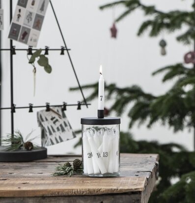 Foto av stilfull ljusstake i rustik och hemtrevlig miljö