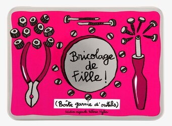 Foto av livfull plåtburk med lekfullt verktygstema