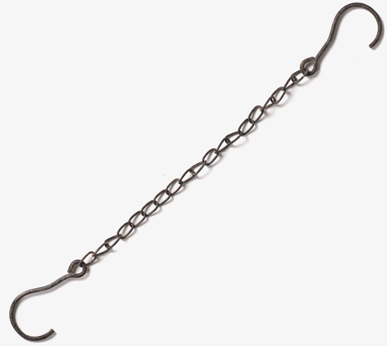 Kedja Antiksvart från I AM Interior på vit bakgrund