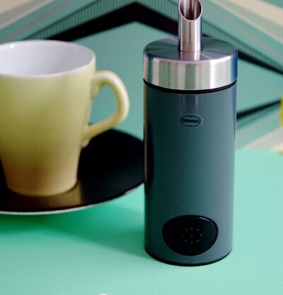 Ströare Grå från Cabanaz på mintgrön yta med kopp och fat