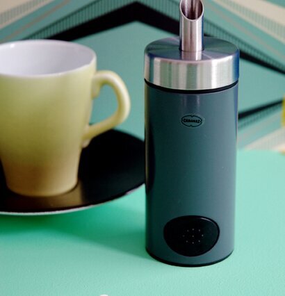 Ströare Grå från Cabanaz på mintgrön yta med kopp och fat