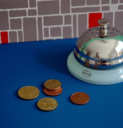 Bordsklocka Aqua från Cabanaz på en slät, blå yta