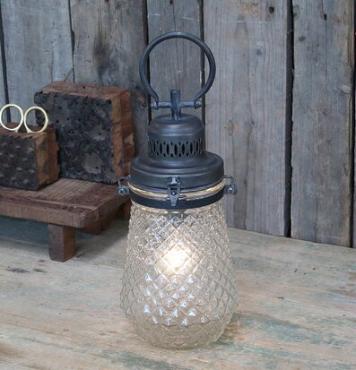 Fransk Stallampa Lanterna från Chic Antique på träyta