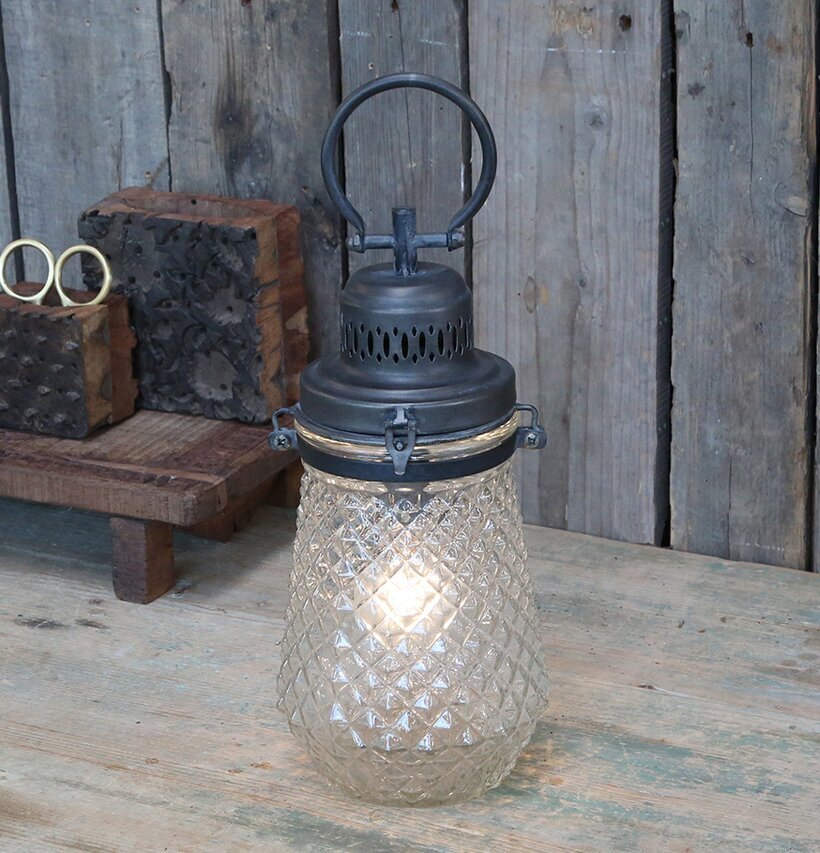 Fransk Stallampa Lanterna från Chic Antique på träyta