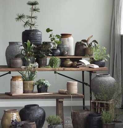 Podium Unika krukor från IB Laursen på rustikt träbord