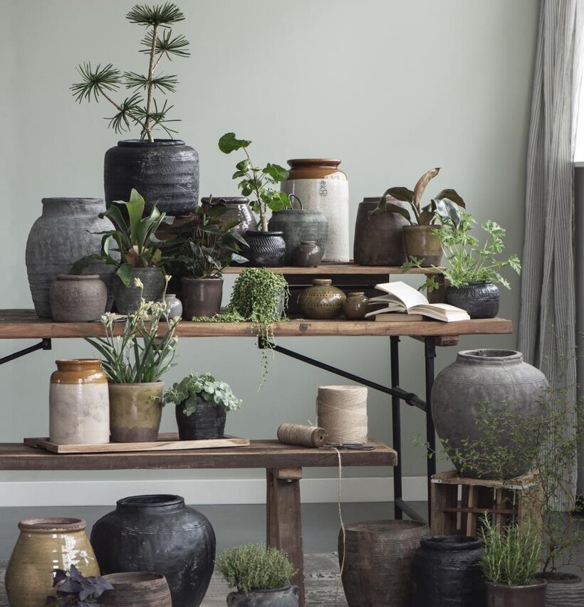 Podium Unika krukor från IB Laursen på rustikt träbord