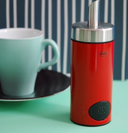 Ströare Röd från Cabanaz på ett mintgrönt bord med mugg