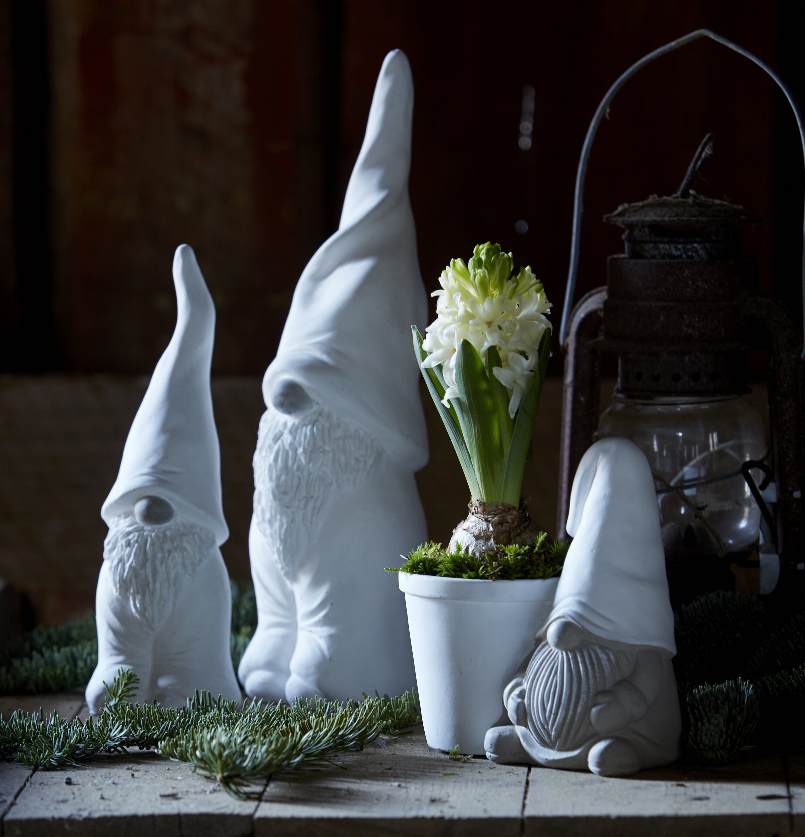 Tomte Niklas Vit Stor från Wikholm Form med juldekorationer