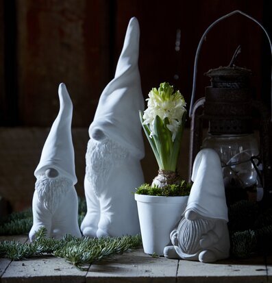 Tomte Niklas Vit Stor från Wikholm Form med juldekorationer