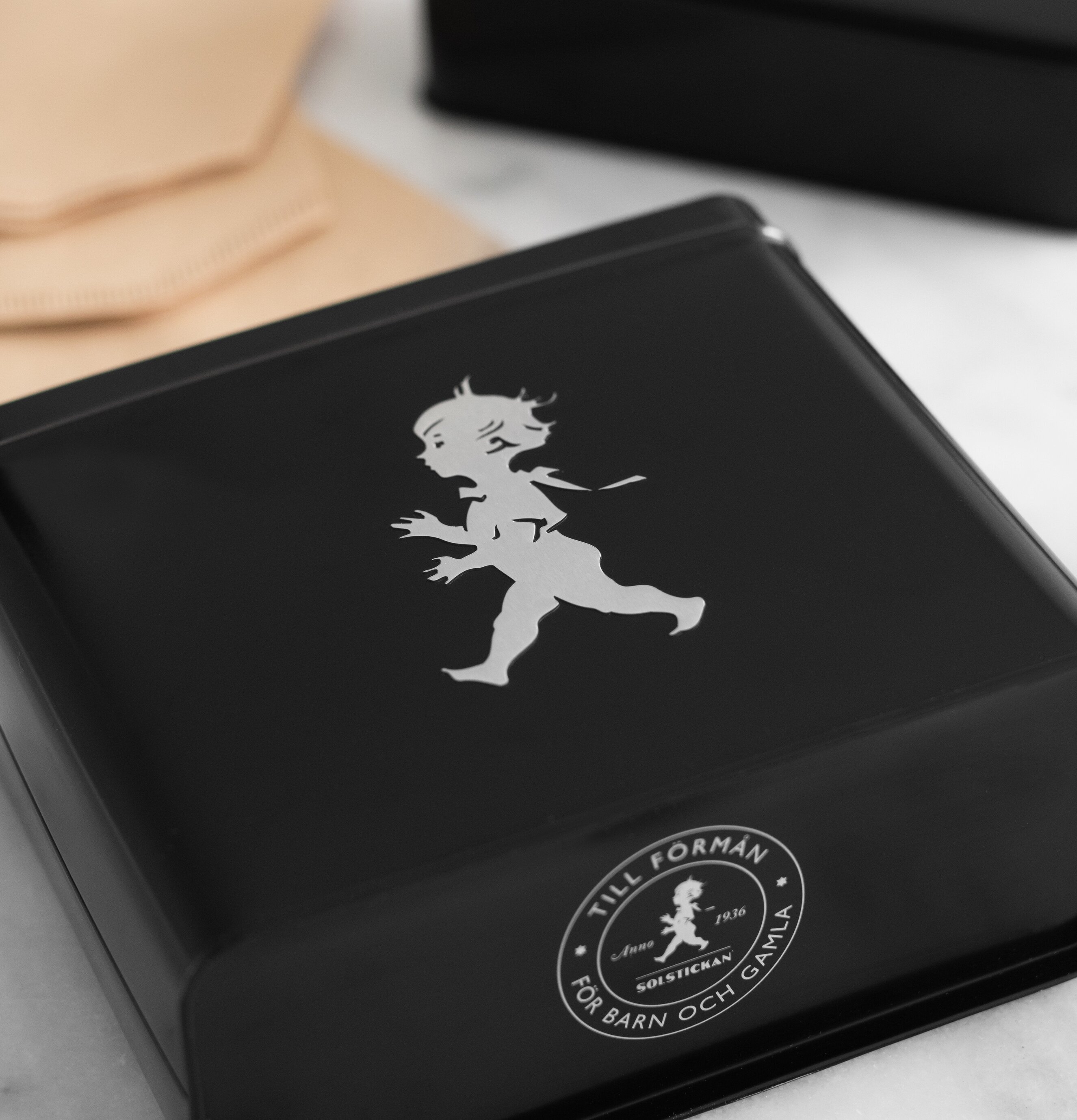 Plåtburk Kaffefilter Svart från Solstickan på köksbänk