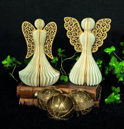 Ängel Vit/Guld XL från Trademan omgiven av juldekorationer